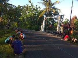 KERJABAKTI SERENTAK WARGA DESA SEMANU DI PADUKUHAN MASING - MASING